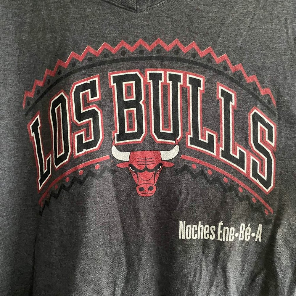 "Los Bulls" NBA Chicago Bulls v-neck graphic tee